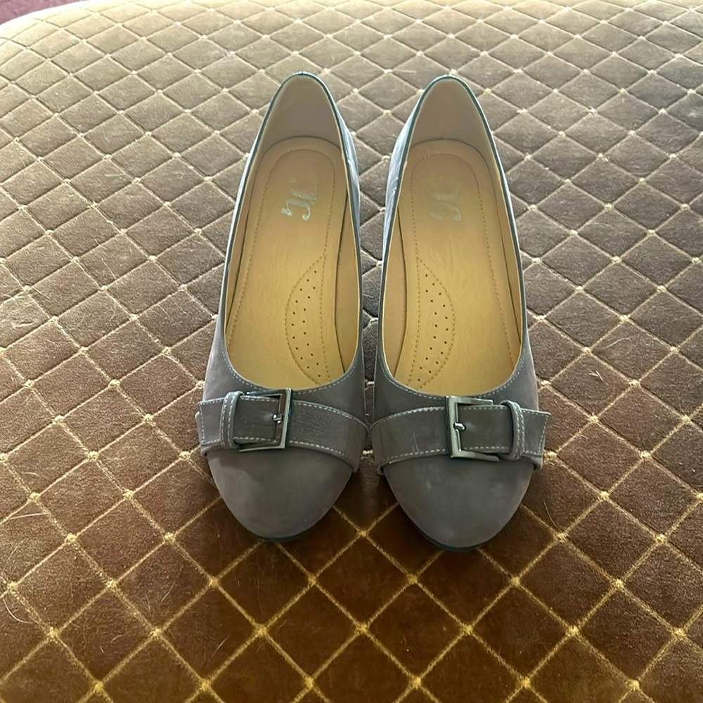 Gray wedge with buckle detail